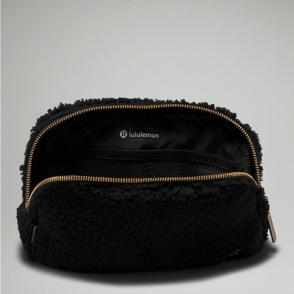 Lululemon Black Sherpa Everywhere Belt Bag 1L Fleece Black with Gold hardware - Picture 5 of 12